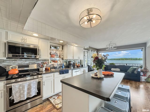 4218 N GALENA Road, Peoria, IL 61614