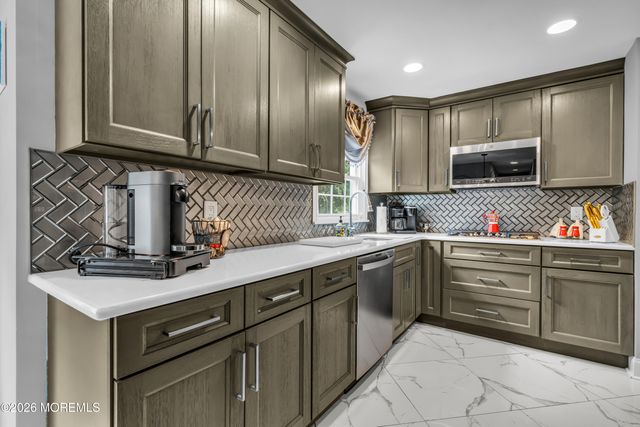 6 Tall Oaks Drive, Hazlet, NJ 07730