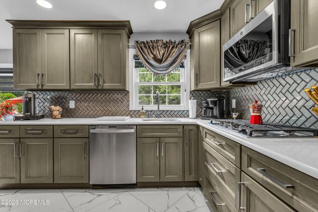 6 Tall Oaks Drive, Hazlet, NJ 07730