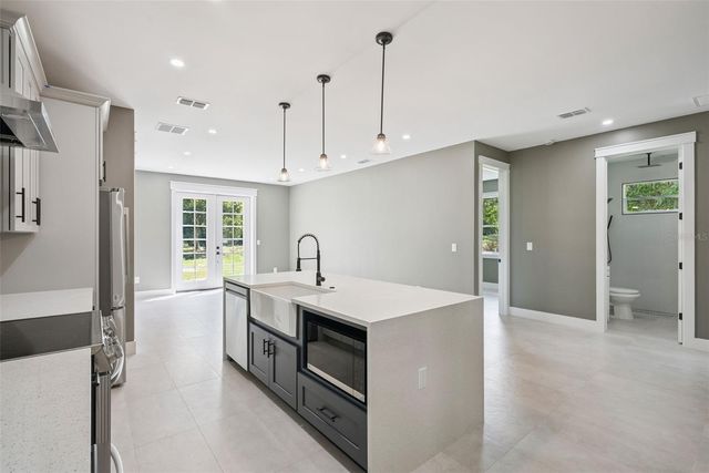 420 E 10TH STREET, Apopka, FL 32703