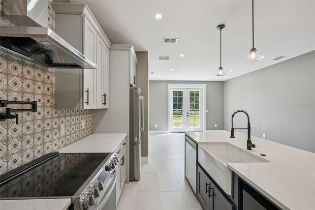 420 E 10TH STREET, Apopka, FL 32703