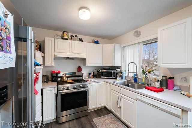 2065 Ridgemont Street, Commerce Twp, MI 48382