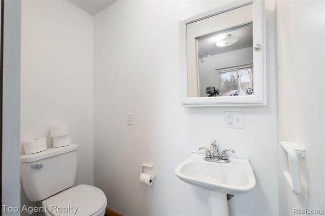 2065 Ridgemont Street, Commerce Twp, MI 48382