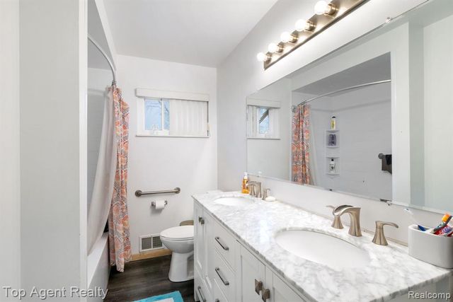 2065 Ridgemont Street, Commerce Twp, MI 48382