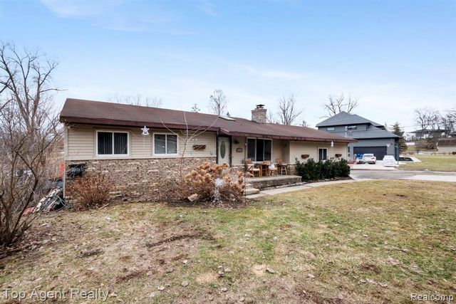 2065 Ridgemont Street, Commerce Twp, MI 48382