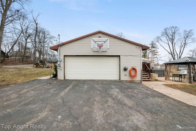 2065 Ridgemont Street, Commerce Twp, MI 48382
