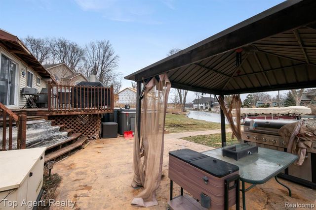 2065 Ridgemont Street, Commerce Twp, MI 48382