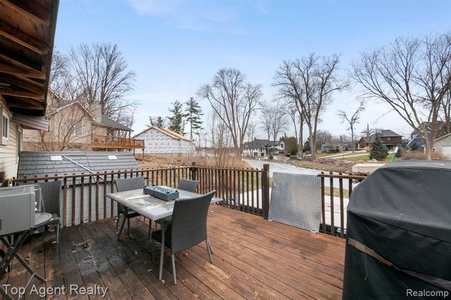 2065 Ridgemont Street, Commerce Twp, MI 48382