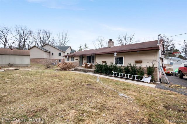 2065 Ridgemont Street, Commerce Twp, MI 48382