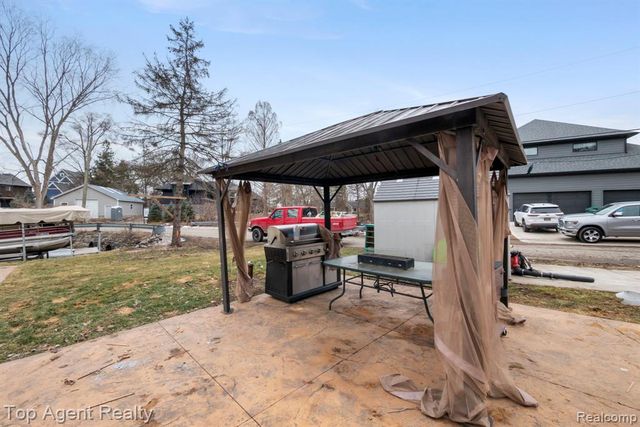 2065 Ridgemont Street, Commerce Twp, MI 48382