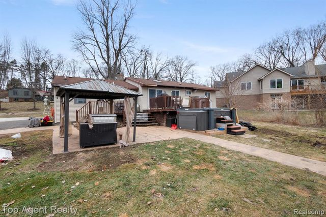 2065 Ridgemont Street, Commerce Twp, MI 48382