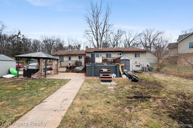 2065 Ridgemont Street, Commerce Twp, MI 48382