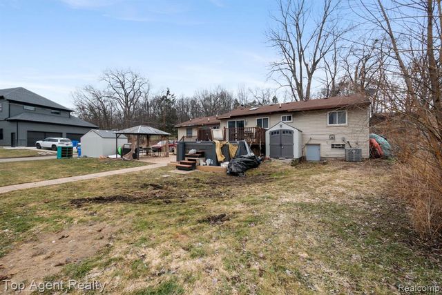 2065 Ridgemont Street, Commerce Twp, MI 48382