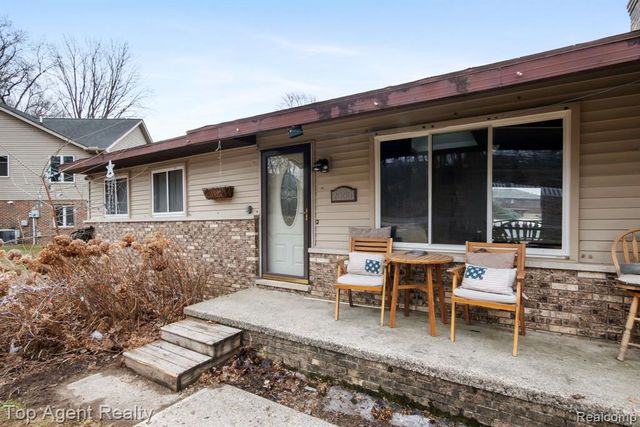 2065 Ridgemont Street, Commerce Twp, MI 48382