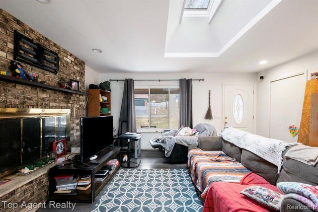 2065 Ridgemont Street, Commerce Twp, MI 48382