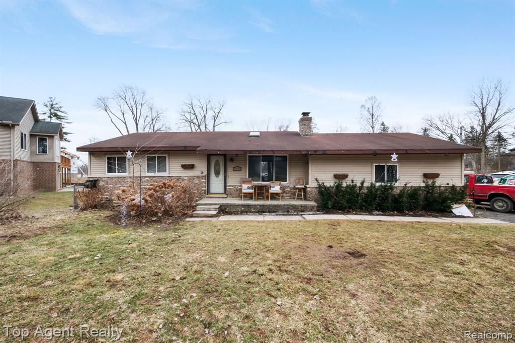 2065 Ridgemont Street, Commerce Twp, MI 48382