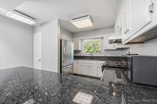 562 Roxbury Drive, Naperville, IL 60565
