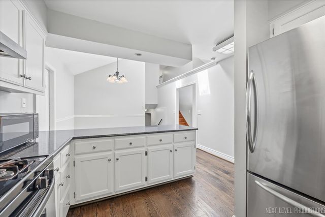 562 Roxbury Drive, Naperville, IL 60565