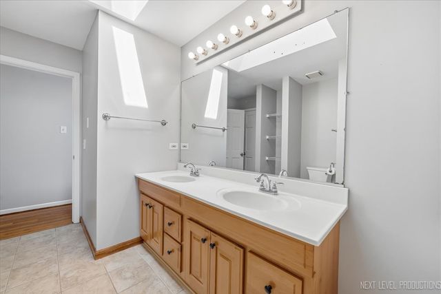 562 Roxbury Drive, Naperville, IL 60565