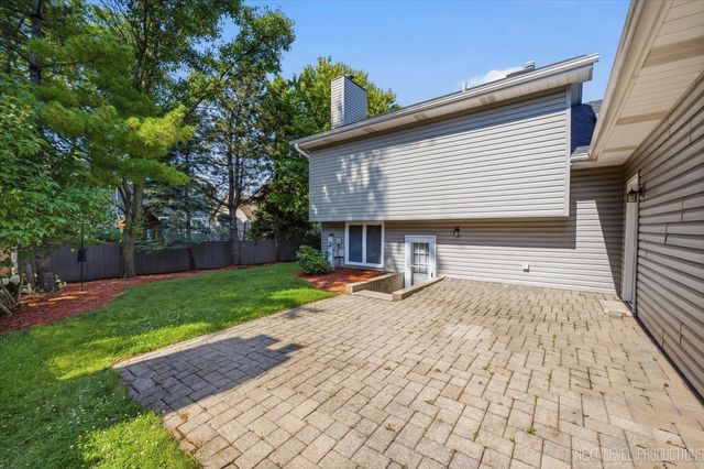 562 Roxbury Drive, Naperville, IL 60565