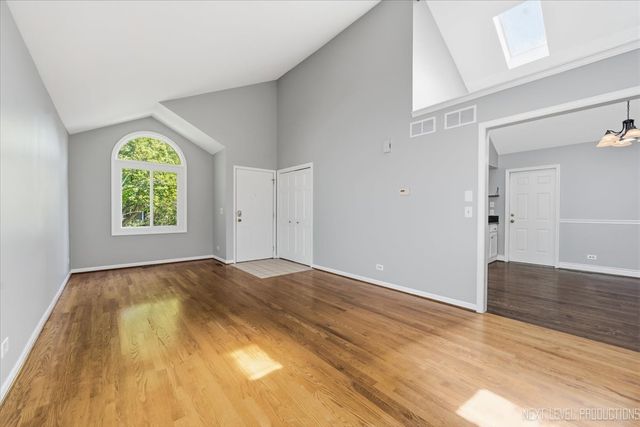 562 Roxbury Drive, Naperville, IL 60565