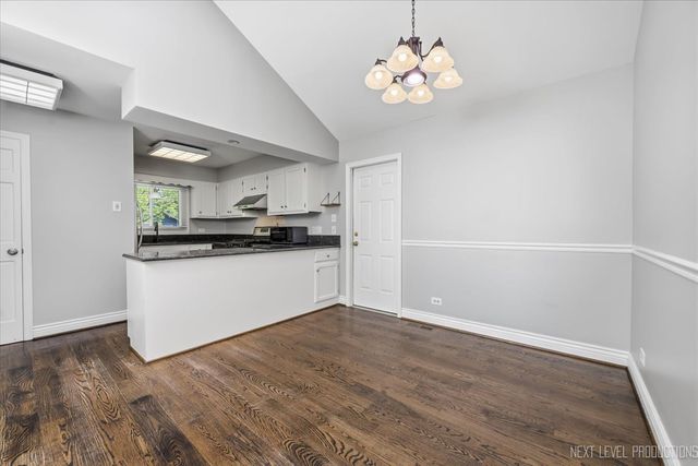 562 Roxbury Drive, Naperville, IL 60565