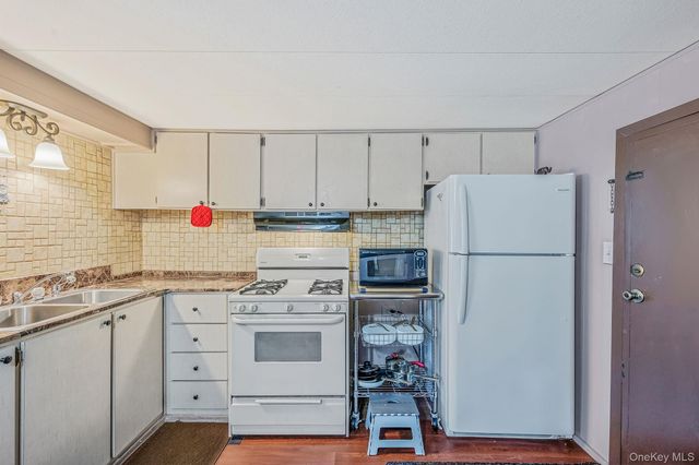 525 Riverleigh Avenue 29, Riverhead, NY 11901