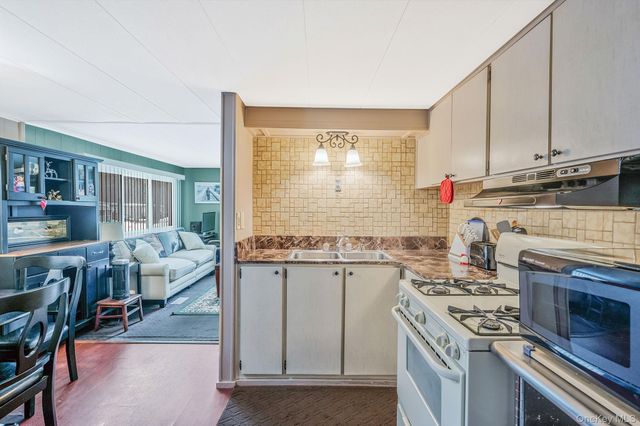 525 Riverleigh Avenue 29, Riverhead, NY 11901