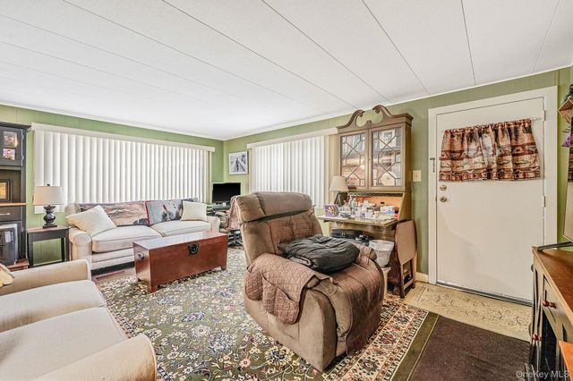 525 Riverleigh Avenue 29, Riverhead, NY 11901