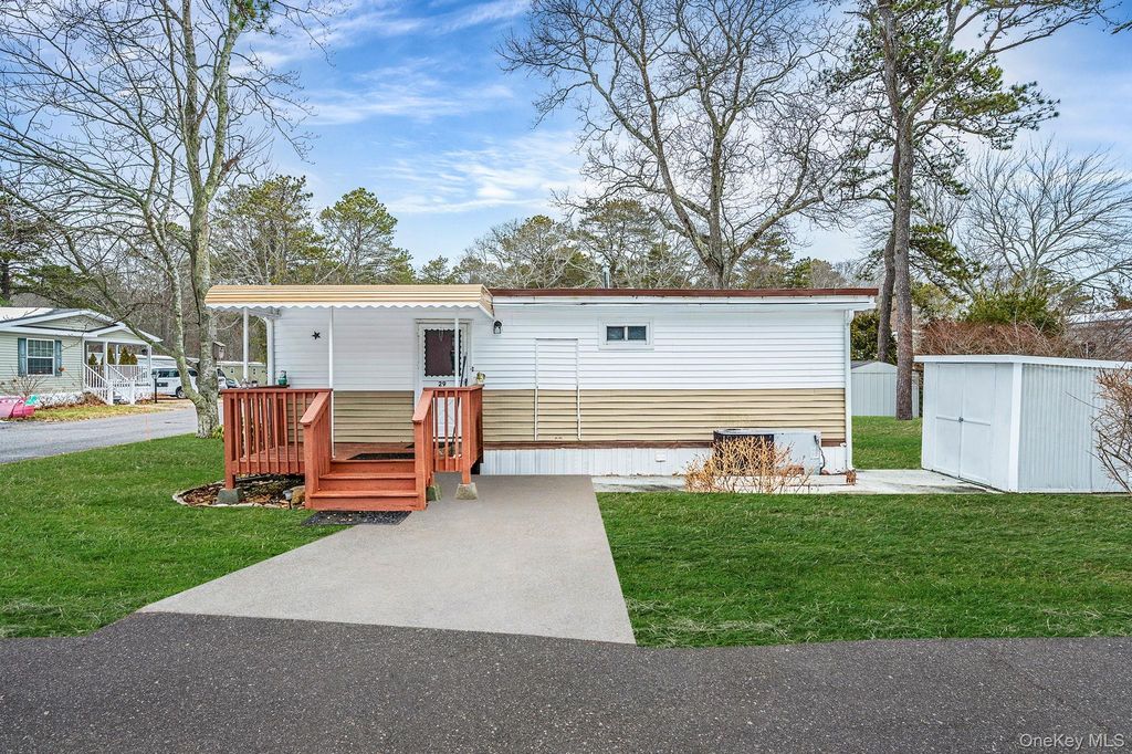 525 Riverleigh Avenue 29, Riverhead, NY 11901