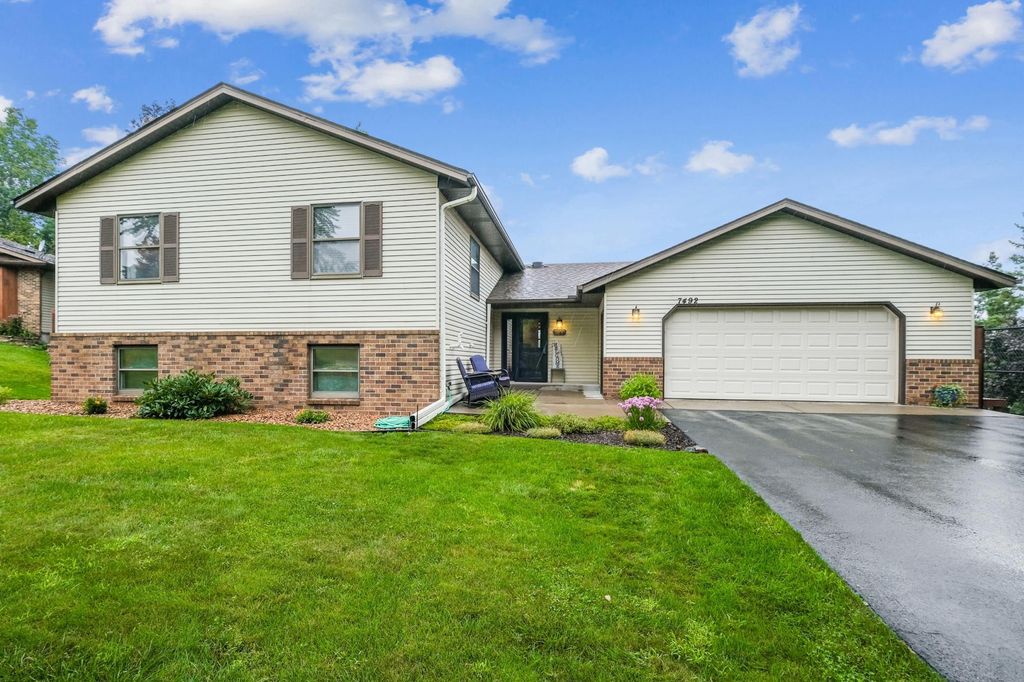 7492 Upper 24th Street N, Oakdale, MN 55128