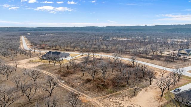 2142 E Landings N, Granbury, TX 76049