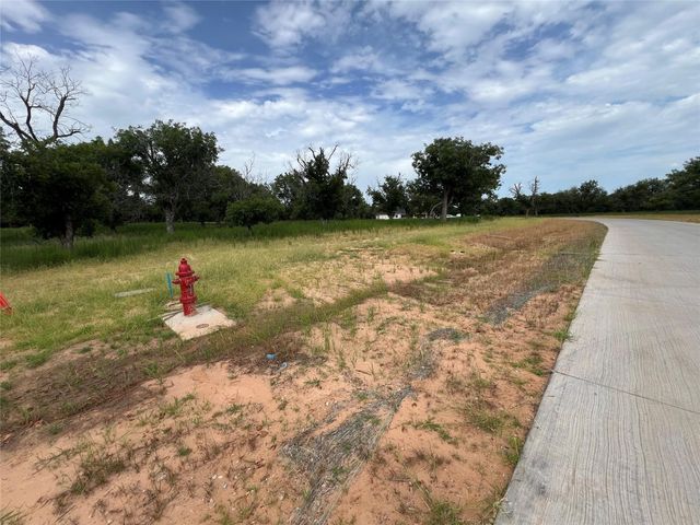 2142 E Landings N, Granbury, TX 76049