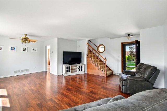 330 Willow Grove DRIVE #E, Pewaukee, WI 53072
