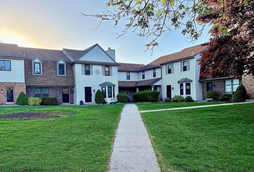 330 Willow Grove DRIVE #E, Pewaukee, WI 53072