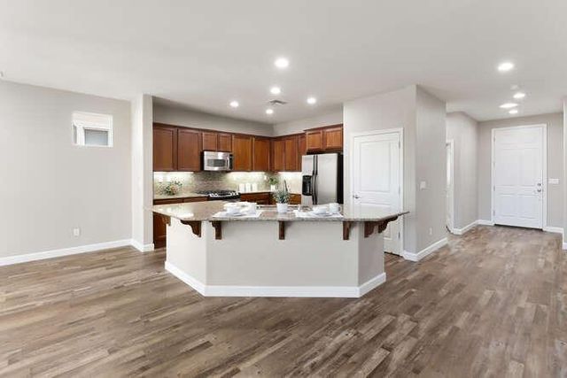 8013 Solomon Dr, Elk Grove, CA 95757