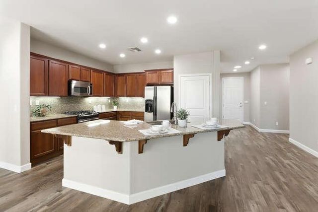 8013 Solomon Dr, Elk Grove, CA 95757