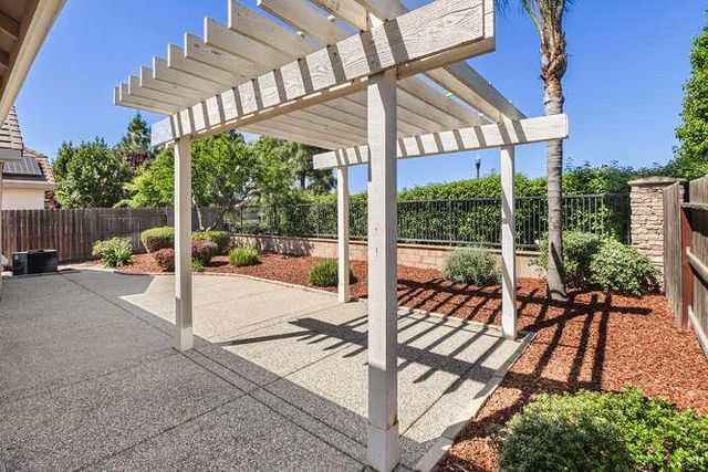 8013 Solomon Dr, Elk Grove, CA 95757