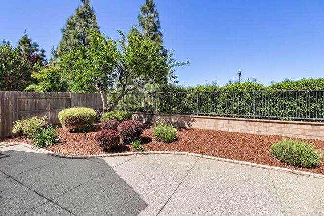 8013 Solomon Dr, Elk Grove, CA 95757