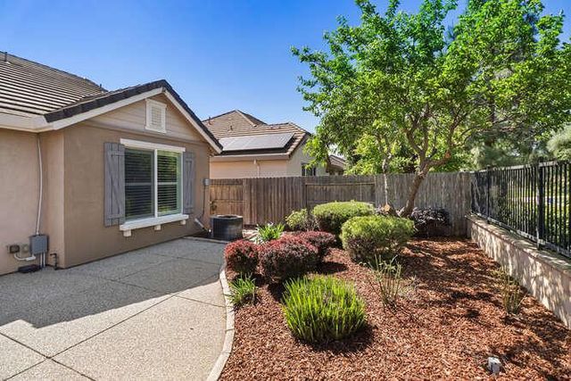 8013 Solomon Dr, Elk Grove, CA 95757