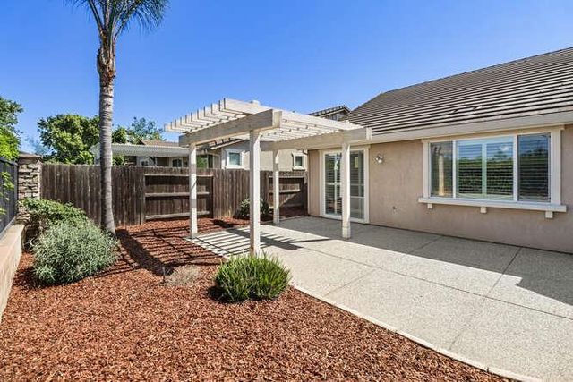 8013 Solomon Dr, Elk Grove, CA 95757