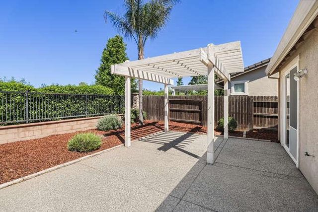 8013 Solomon Dr, Elk Grove, CA 95757