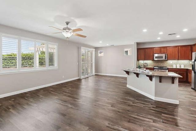 8013 Solomon Dr, Elk Grove, CA 95757