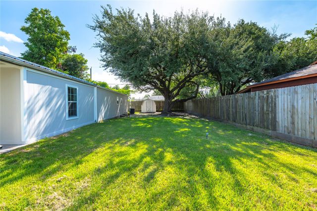 507 W Oak Street, Highlands, TX 77562