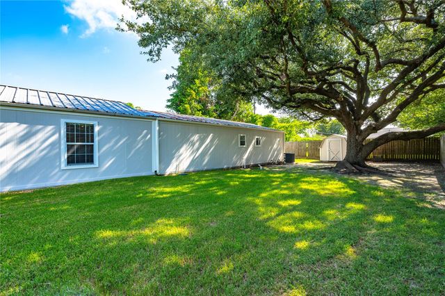 507 W Oak Street, Highlands, TX 77562