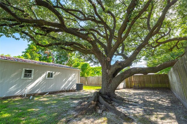 507 W Oak Street, Highlands, TX 77562