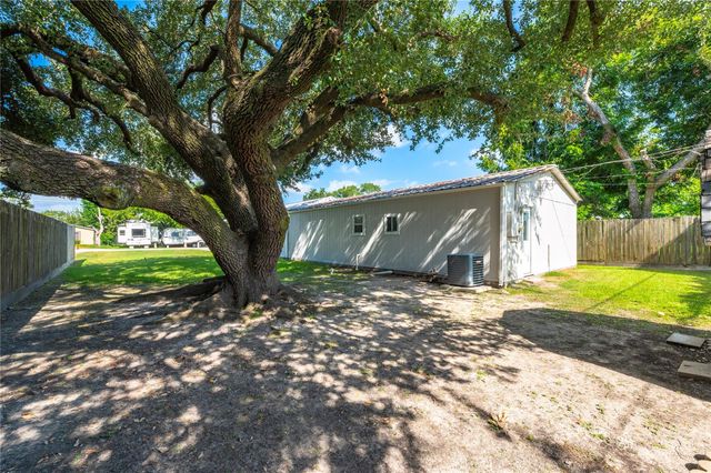 507 W Oak Street, Highlands, TX 77562