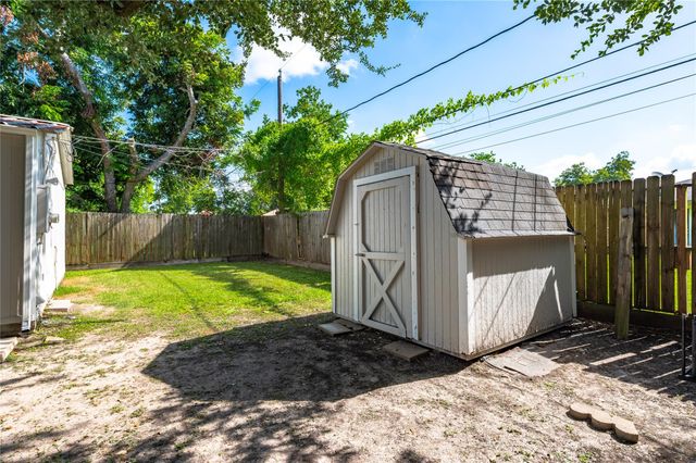 507 W Oak Street, Highlands, TX 77562