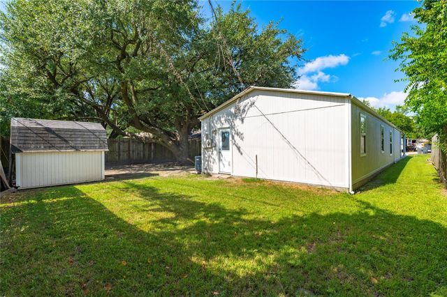 507 W Oak Street, Highlands, TX 77562