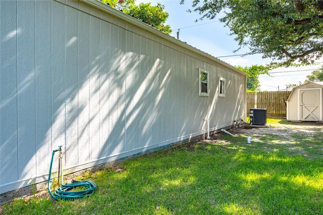 507 W Oak Street, Highlands, TX 77562